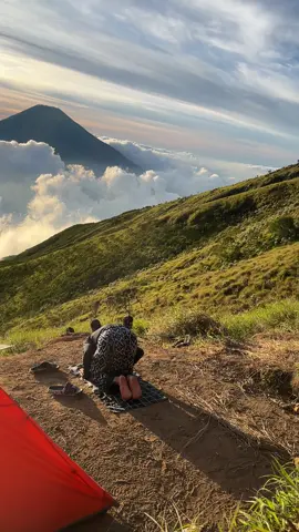 Kalau sudah sampai atas jangan lupa sama yang diatas ~  #sumbingmountain #3371mdpl #sunset 