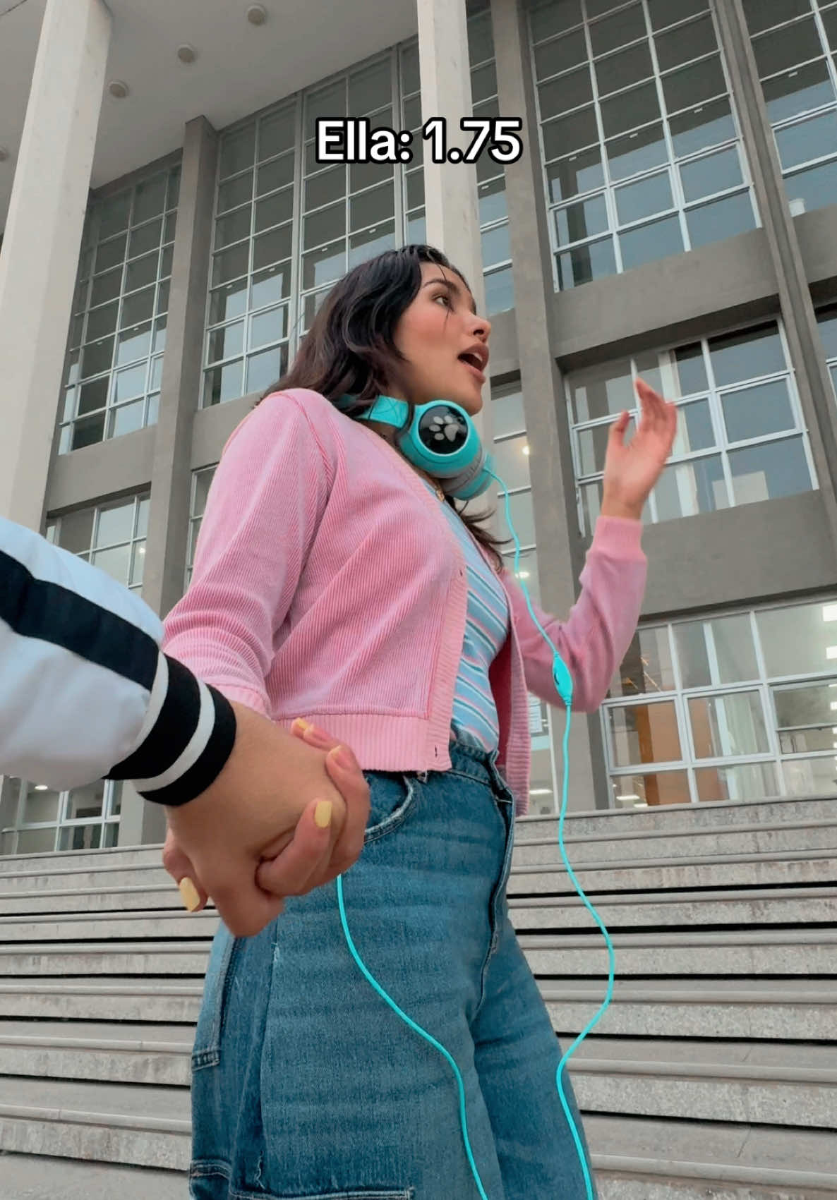 Pequeños detalles 🫣 @Cleysi Angulo #megustandeesas😍 #tallwoman #mujeralta #hombrebajito #enano #humor #comedia #lovelycomplex #parejasgoals #mujerdealtovalor #fyp #furrey #fyp 