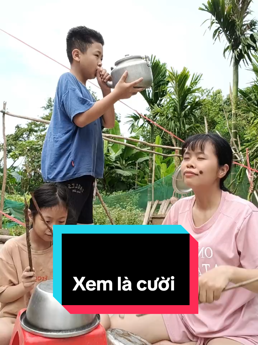 3 mẹ con cháu cũng đu đưa ạ😁