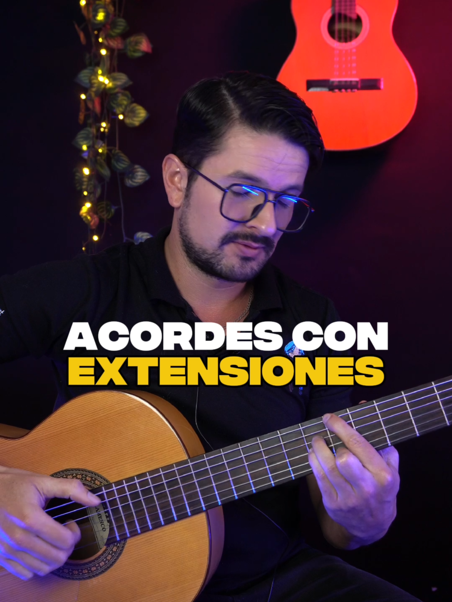 🎸 ¡Ponle sabor a tus acordes! Hoy te muestro cómo un círculo súper común — A | C#m | Bm | E — se convierte en puro color cuando dejamos que la 1ª cuerda cante con 6as y 7as. ⠀ 🔹 ¿Qué pasa si al A le sumas la 6? 🔹 ¿Y si al C#m le regalas la 7m? 🔹 Bm con 7 menor 🔹 E sus4 → E7 para resolver con suspenso y carácter. ⠀ El truco está en mantener la misma progresión y solo mover una nota en la primera cuerda: ¡un detalle, un universo de matices! Practícalo lento, déjalo respirar y disfruta cómo cambia el mood sin perder la esencia. ⠀ 👉 ¿Quieres profundizar en armonía aplicada a la guitarra, dominar extensiones y hacer que tus acompañamientos suenen más creativos? Escribe “CURSO” en los comentarios y te cuento cómo llevar tu toque al siguiente nivel. ⠀ #Guitarra #Armonía #Extensiones #Acordes #GuitarTips #Música #AprenderGuitarra