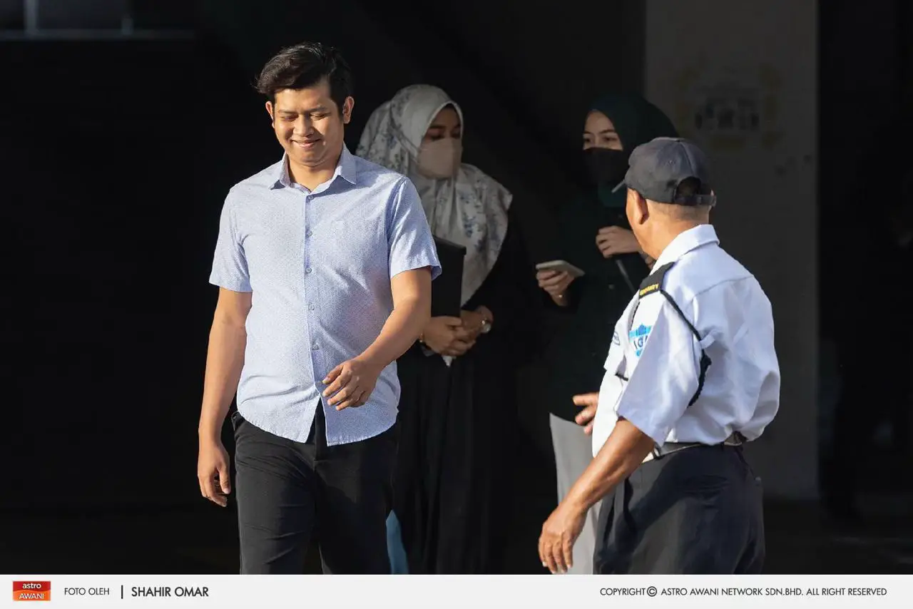 Ibu bapa kepada Zayn Rayyan Abdul Matin tiba di Mahkamah Sesyen Petaling Jaya hari ini bagi mendengar keputusan di akhir kes pendakwaan berhubung satu pertuduhan pengabaian terhadap kanak-kanak autistik itu, dua tahun lalu. Tertuduh, Zaim Ikhwan Zahari dan isterinya, Ismanira Abdul Manaf, tiba di Mahkamah Sesyen sekitar jam 8:05 pagi tadi. 📸 : Shahir Omar #AWANInews