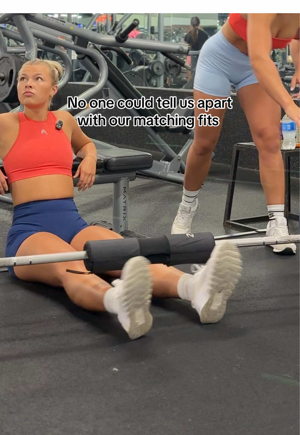 We lift heavier when we match btw💪 @Mara @Carlota Saez #gym #lifting #oneractive #hipthrust #weightlifting 