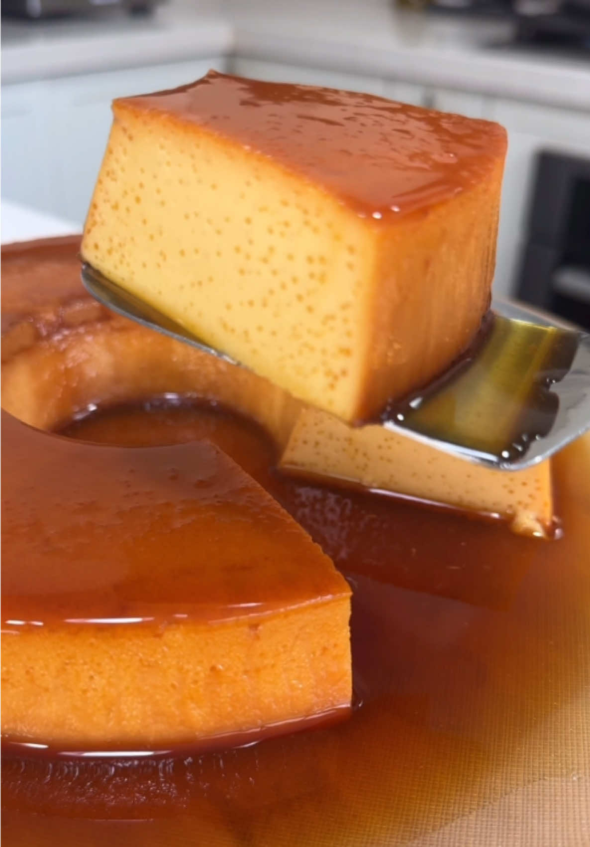 La crema volteada perfecta sí existe y se prepara así de fácil! Haz un caramelo con una taza de azúcar a fuego mínimo y mueve constantemente para que te quede perfecto y puedas bañar molde y dejar enfriar. Mezcla 6 huevos, 6 yemas, 1 lata grande de leche evaporada, 1 lata grande de leche condensada y si tienes un chorrito de vainilla. Integra bien todos los ingredientes y luego pasa la mezcla por un colador unas tres veces para eliminar cualquier grumo. Viertes la mezcla a tu molde acaramelado y se irá al horno precalentado a 180 grados, tapado con papel aluminio y a baño maría por una hora. Y ahora, mira tú misma el resultado! Una crema volteada perfecta. Y recuerda, mis recetas NUNCA fallan! #recetas #recetasfaciles #cocina #postres #cremavolteada #postresfaciles 
