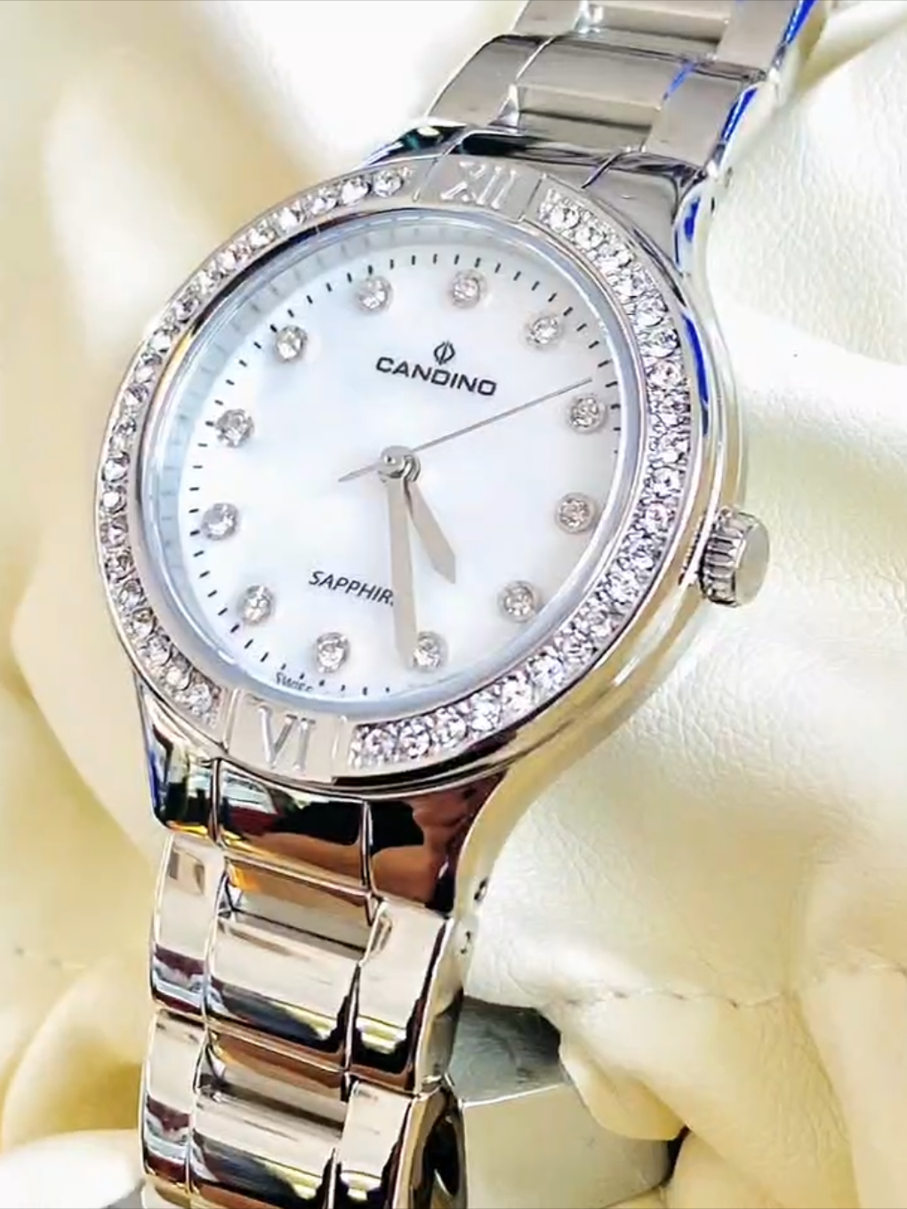 🌷 Candino Lady Elegance C4751/1 – Vẻ đẹp tinh khôi, sang trọng theo thời gian 💫 Mang đậm phong cách Thụy Sĩ thanh lịch, Candino C4751/1 là món trang sức thời gian dành riêng cho phái đẹp yêu nét dịu dàng và đẳng cấp. ✨ Thiết kế Mặt số màu bạc trang nhã, điểm 11 viên đá lấp lánh thay cho cọc số. Kim thanh mảnh, chuyển động nhẹ nhàng – như vũ điệu thời gian. Dây thép không gỉ – sang trọng, sáng bóng và nổi bật trên cổ tay. 🔧 Chất liệu cao cấp Vỏ & dây: Thép 316L không gỉ, bền đẹp. Kính sapphire: Trong suốt, chống trầy vượt trội. Máy Quartz Thụy Sĩ: Chính xác, ổn định. #gallewatch #đồnghồ #candino #viral #biênhòa 