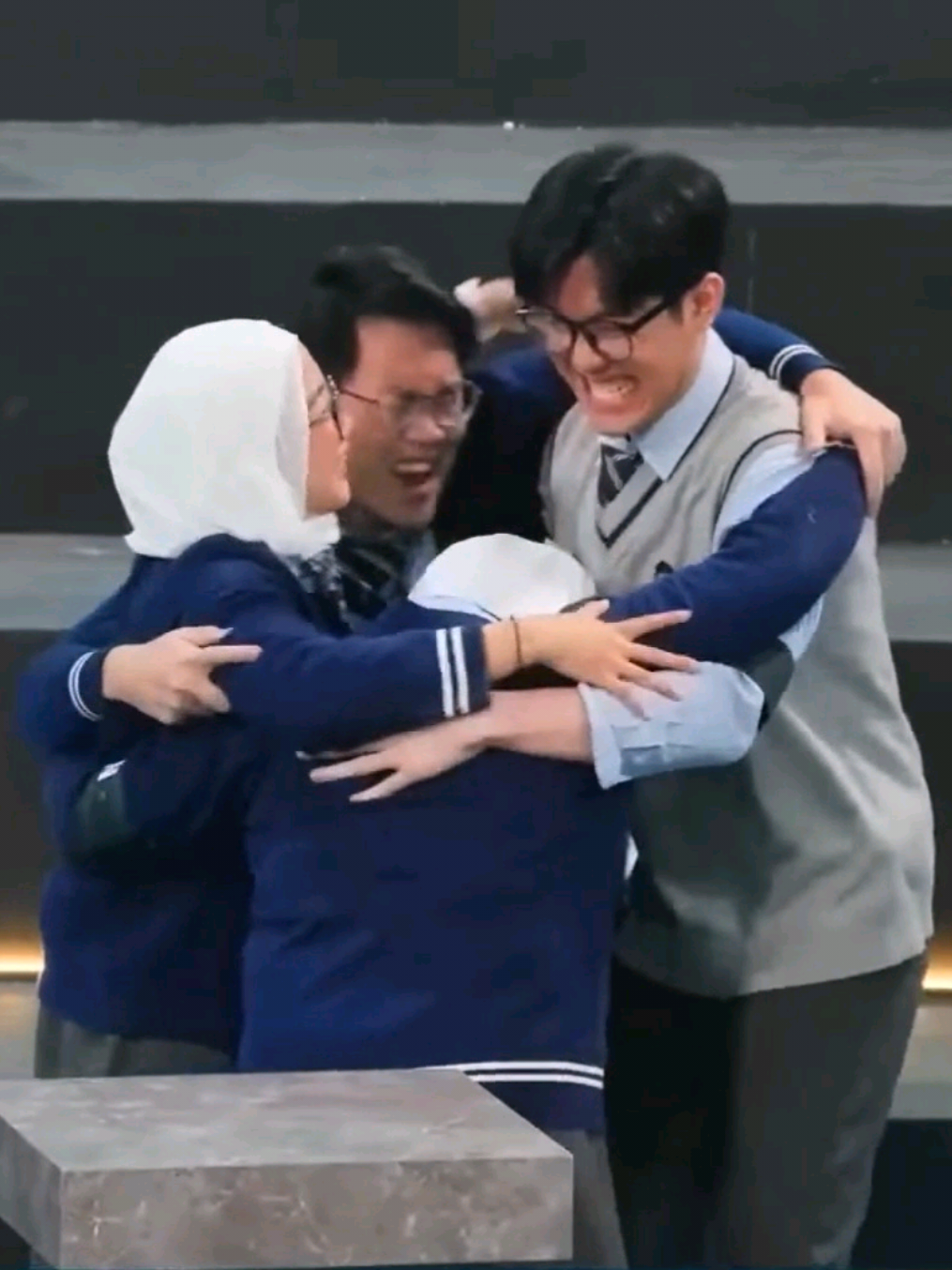 Dukung terus semua member Tim 10 (Que Sera Sera) yaa!!! Jujur selama game ini aku beneran ngerasa chemistry aku, @Bernard Lesley Efendy @shafa @amara dinata dapet banget 🥺. #ruangguruclashofchampions #clashofchampionsseason2 #clashofchampions #ruangguru #queserasera 