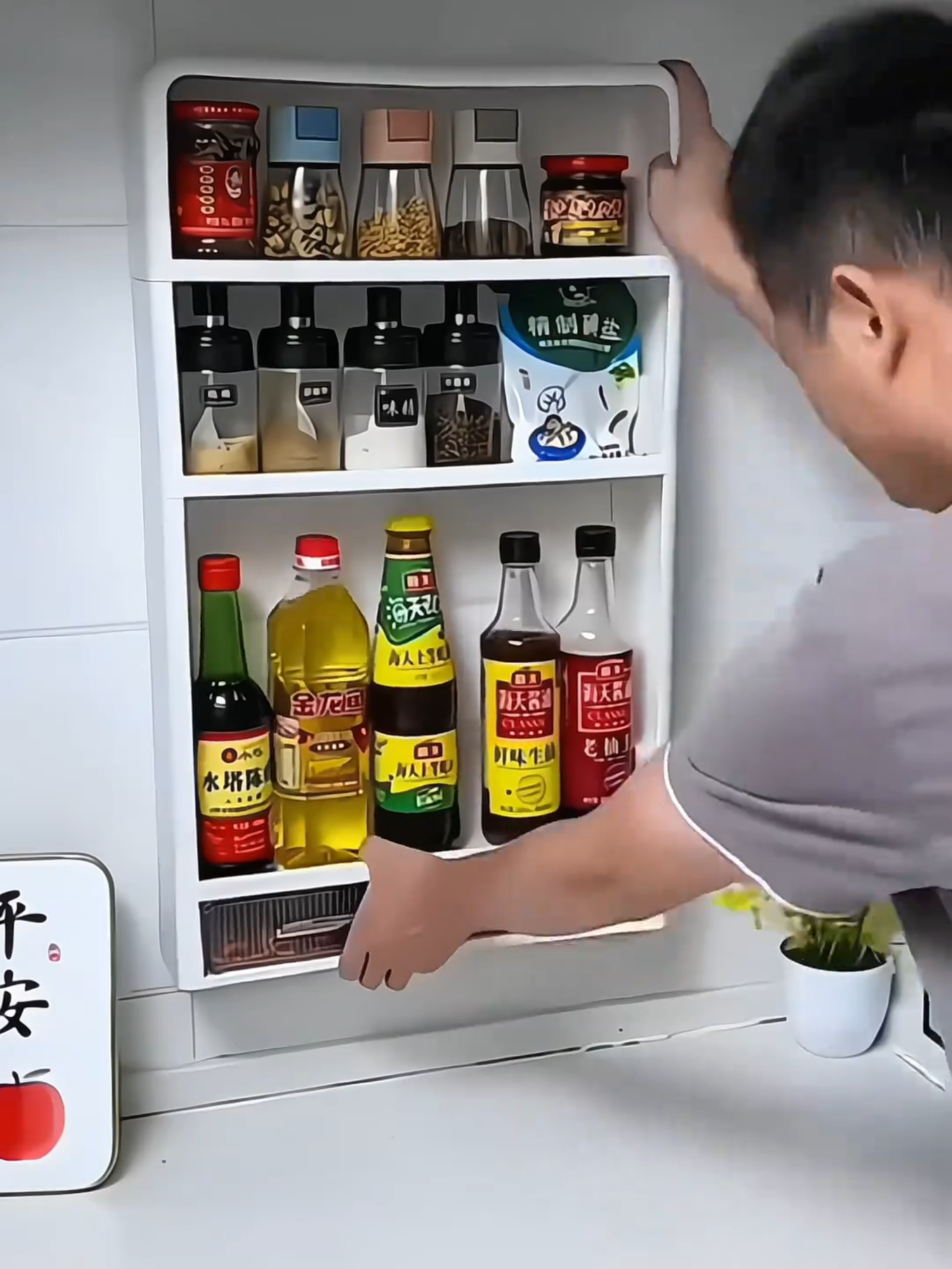 Kệ gia vị treo tường thông minh. #giadungtienich #dogiadungthongminh #kegiavinhabep