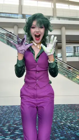 STUPID HARLEY CANT EVEN DANCE 🤬😡🤬👹👹   @Adrienne 🤡🃏❤️ #comiccon2025 #jokercosplay #thejoker #batmancosplay #harleyquinn #harleyquinncosplay