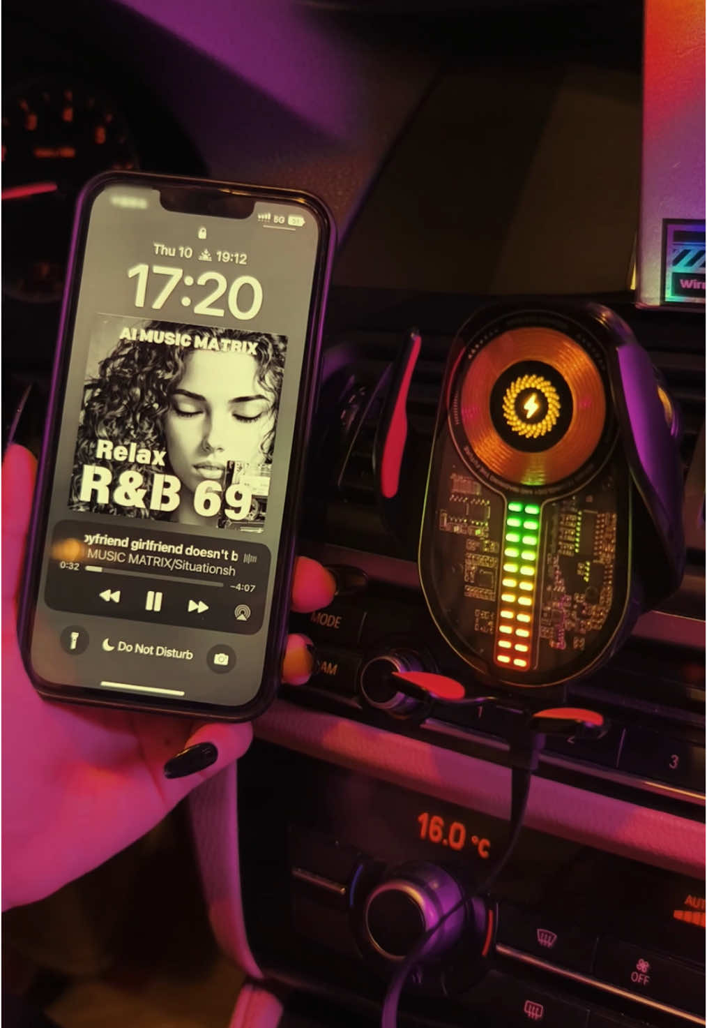 💡AI vibes. Neon grip. 360° control + music-reactive lights = total upgrade. Your car deserves the mount of the future. #NeonMount #AuraClamp #RhythmCharger   #SOARFLYTech #CarVibes #SciFiStyle   #AutoClamp #FastCharge15W #CyberGlow #SOARFLY #fyp 