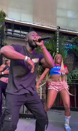 #daliwonga out in #newyorkcity on his #usatour rocking the crowd  #sama28  #fyp  #foryoupage  #fypシ  #amapiano #satiktok #ticktoksouthafrica #amapianodance #amapianochallenge #uktiktok #amapianouk #southafricantiktok 