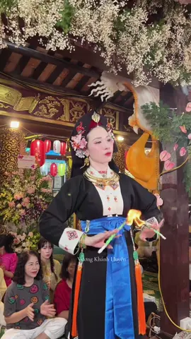 Nếu đi dự hầu mà được cho ngọn mồi trên tay các vị Thánh giáng ngự đồng nhân thì hãy xin giữ lại! Ngọn mồi rực lửa chính là để xua đuổi tà ma, tẩy uế, tẩy âm khí trên thân. Bởi xa xưa trên thượng ngàn vùng rừng thiêng nước độc, lửa đại diện cho ánh sáng cho sự linh thiêng nên các Ngài thường 