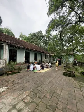 “Cơm nhà, người thân, tiếng cười vang khắp mái hiên cũ – hạnh phúc đôi khi chỉ giản đơn như thế.” #nhalanoideve❤️ #GócNhỏBìnhYên #GiữGìnGiáTrịXưa #KýỨcQuêNhà #nhacnaychillphet #xuhuongtiktok #chuyencuaba #venuicungba#KyUcDep 