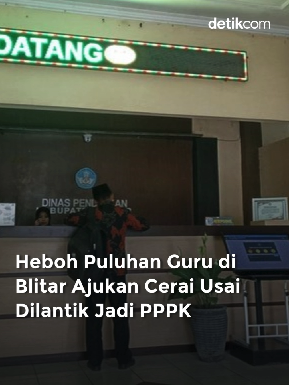Fenomena mengejutkan muncul di Kabupaten Blitar, di mana 20 guru Pegawai Pemerintah dengan Perjanjian Kerja (PPPK) mengajukan izin cerai hanya dalam kurun waktu enam bulan terakhir. Jumlah ini mengalami lonjakan dibandingkan tahun sebelumnya, dan mayoritas pengaju cerai adalah perempuan. Dalam waktu kurang dari satu semester di tahun 2025, sebanyak 20 guru PPPK di Kabupaten Blitar mengajukan permohonan izin cerai ke Dinas Pendidikan (Disdik). Angka ini naik signifikan dibanding tahun 2024, yang mencatat sekitar 15 permohonan, bahkan salah satunya kemudian dicabut. Kepala Bidang Pengelolaan SD Disdik Kabupaten Blitar, Deni Setiawan, membenarkan temuan tersebut. Ia mengaku baru mengetahui setelah mendapat laporan dari tim sumber daya manusia (SDM). 