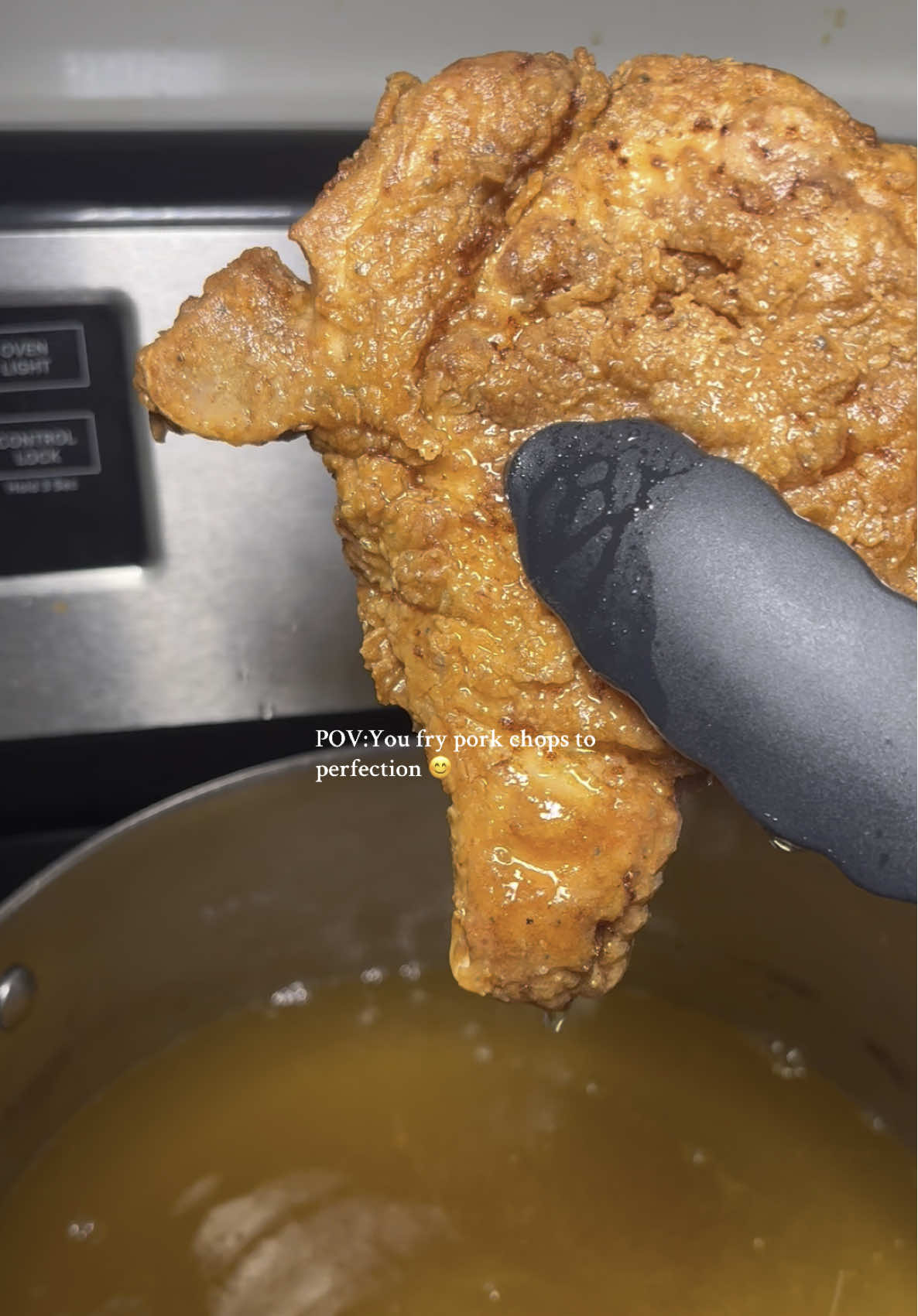 #fyp #friedporkchops OFCOURSE YOU NEED HOTSAUCE 😘