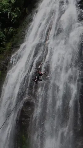 Ga bisa jadi cwe menye-menye. Bisanya jadi cwe cantik, mandiri dan keren❤️‍🔥 🔥@canyoneering_manado #capcut #canyoneering #backflip #airterjun #fyp #cewekcantik #keren #foryou 