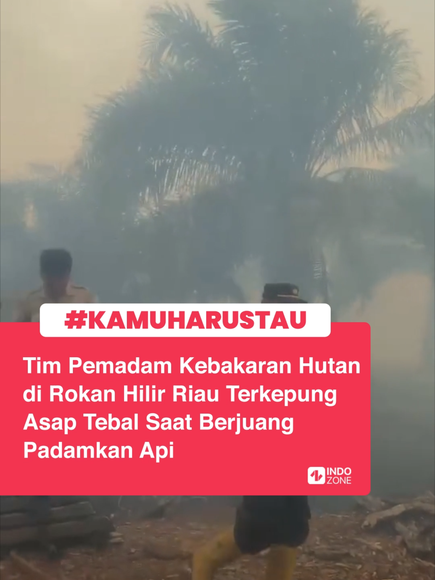 Upaya pemadaman kebakaran lahan dan hutan (karhutla) di Kecamatan Kubu Babussalam, Kabupaten Rokan Hilir, Riau, nyaris berakhir petaka. Personel gabungan dari Polres Rokan Hilir dan Polsek Kubu terpaksa menghentikan aksi pemadaman setelah lokasi yang mereka masuki diselimuti asap tebal. Dalam video yang di Unggah Akun Zainudin usman terlihat suasana di tengah lokasi kebakaran dipenuhi kabut asap pekat. Beberapa personel polisi tampak bergegas keluar dari area tersebut sambil membawa perlengkapan, menyelamatkan diri dari kepungan asap yang semakin menyesakkan,Senin (21/07/2025). Menurut informasi yang beredar dalam media sosial zainudin usman personel dari Polres Rohil awalnya berada di lokasi untuk membantu pemadaman karhutla yang terjadi. Namun, kondisi angin yang cukup kencang membuat asap kebakaran semakin menyebar dan menutup jarak pandang. Para personel sempat berusaha bertahan, namun karena risiko terlalu tinggi, mereka memutuskan keluar dari lokasi. 