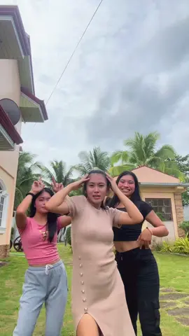 Kicking Dance Trend 😅 Dance with your friends🫶🏻  #kickdancechallange #newdancetrend #dancewithfriends #newdancetrending #viraldance 