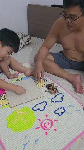 Cậu bé rất thích thú với bộ cờ caro#kenhmekushin #dochoichobe #dochoithongminh #muasamcungtiktok 