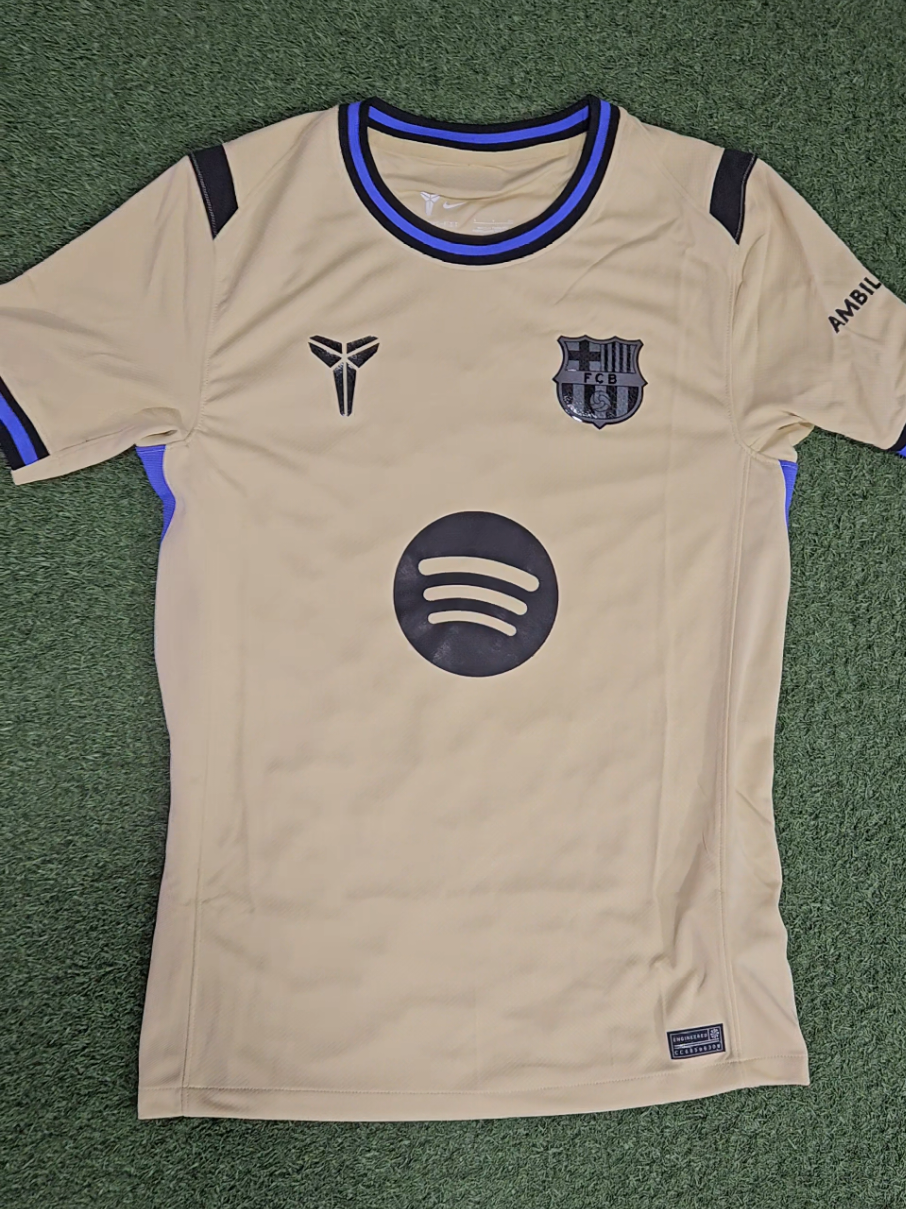 😍😍 The Barcelona Away Kit has now arrived for the 25/26 season!!! With the Kobe collab could this be jersey of the season?🔥 #football #footballtiktok #footballedit #footballtogether #footballskills #footballvideo #footballer #footballplayer #Soccer #soccertiktok #soccergirl #soccerboy #soccerplayer #soccertraining #footballkits #footballjersey #soccerkit #soccerjersey #barcelona #barcelonafc #fcbarcelona #lamineyamal #kobebryant #lionelmessi #rashford #lewandowski #fyp #viral #laliga #ucl #championsleague #nikefootball #nike #intersport 