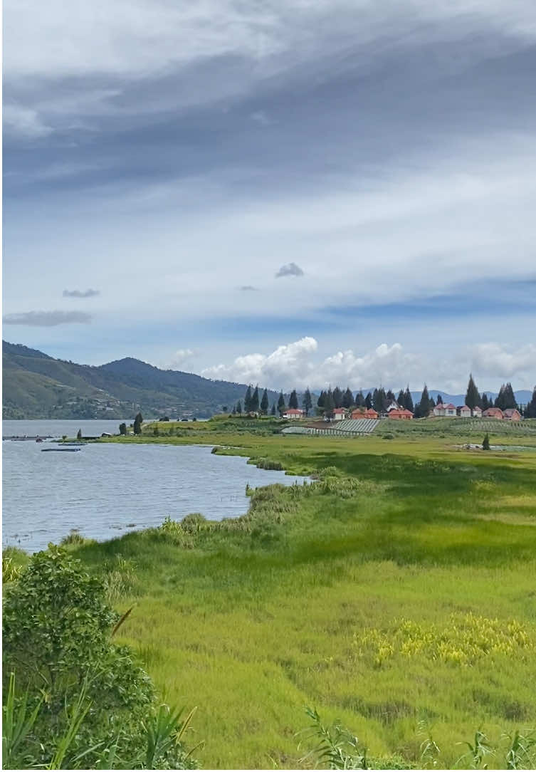 Vibes nya kayak diluar negri ya . Punya kenangan apa kalian disini ? #wisatasumbar #alahanpanjang #sumbarrancak #danauateh 