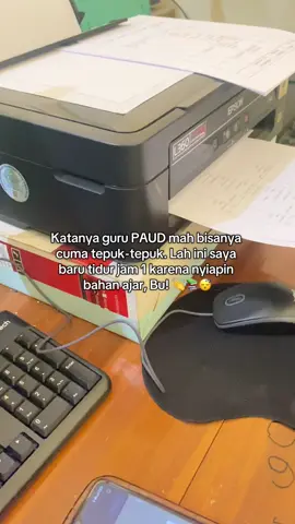 Senyum tetap manis meski isi kepala penuh tugas observasi, rencana mingguan, dan PR dari anak sendiri😇📋🧠 #gurupaud #gurugenz 