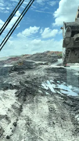 Jangan lupa makan🤣#tambangbatubarakalimantan #operator_excavator #fypシ @Novan#28 