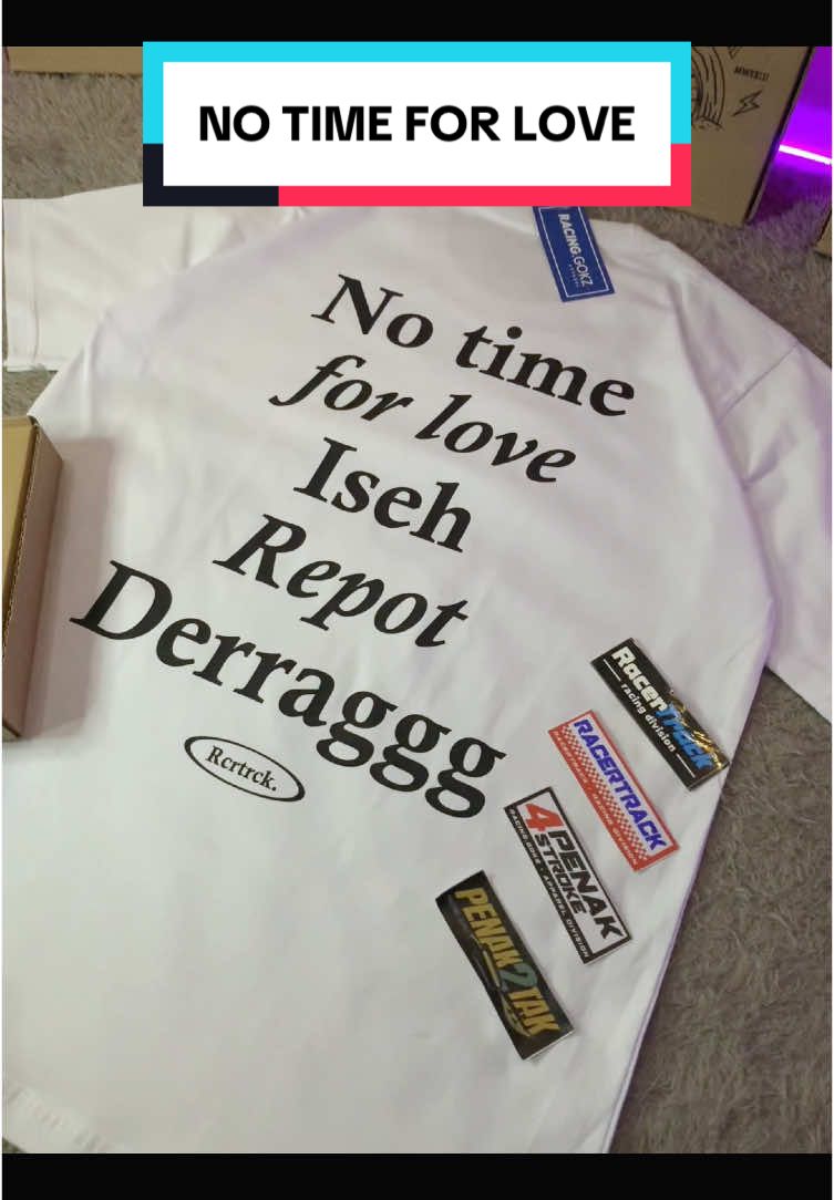 Masih sibuk derragg kak😮‍💨  . . . #notimeforlove❌ #bajukaos #kaoskatakata #kaosracing 