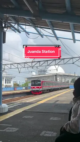 Staring the train at Juanda Station - Commuter Bogor Line #commuterline #jakartapusat #trainspotting #railfansindonesia #tokyometro #krlcommuterline #krl #railwayphotography 