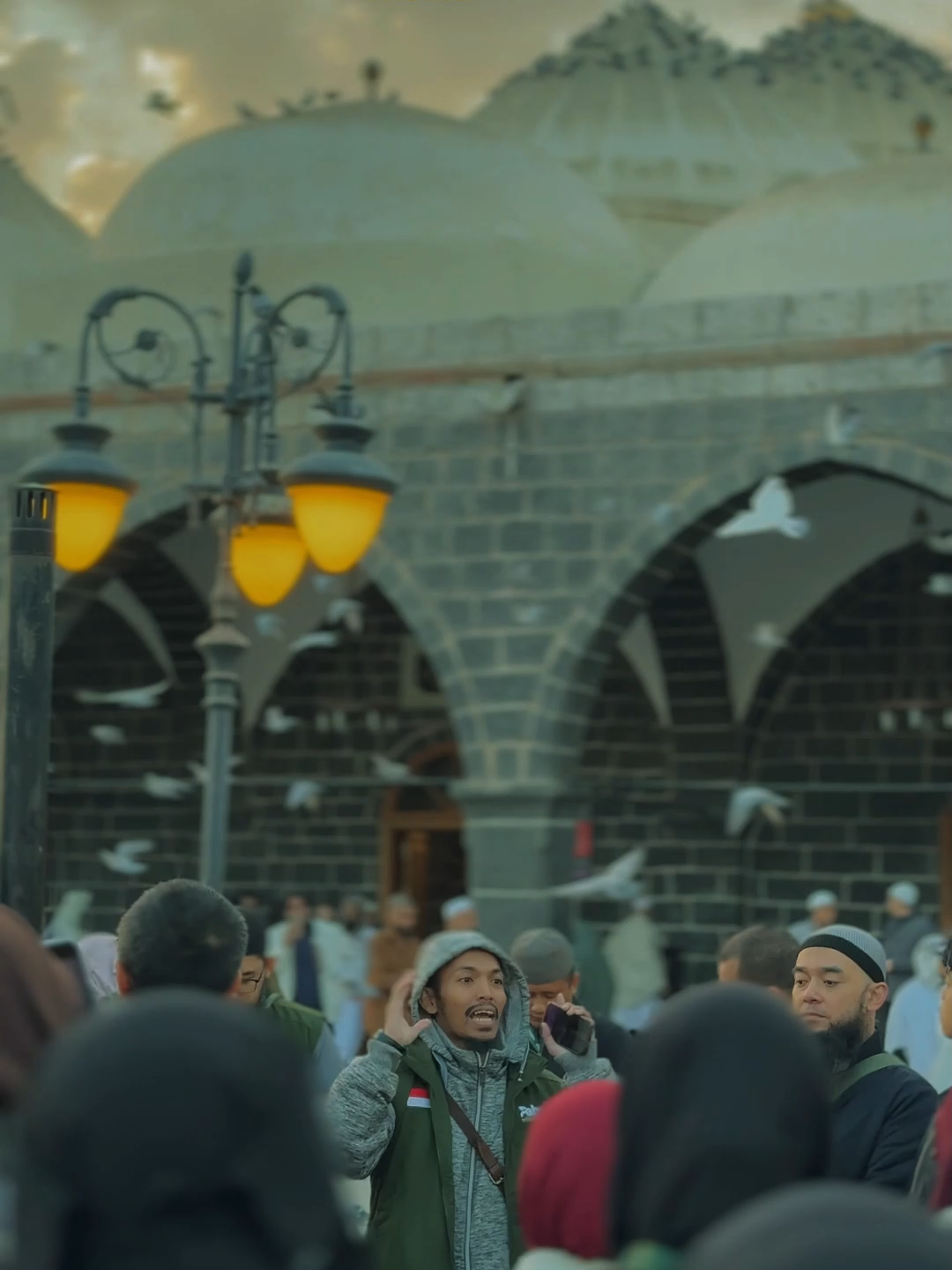 a day in madinah Semoga kita semua dimampukan oleh Allah untuk dapat beribadah di tanah suci bersama orang yang kita cintai. Ayo, jangan ragu untuk memulai perjalanan spiritual kamu! Wujudkan mimpi Umroh & haji kamu bersama @pahalawisata dan rasakan kebahagiaan sejati di Baitullah! 