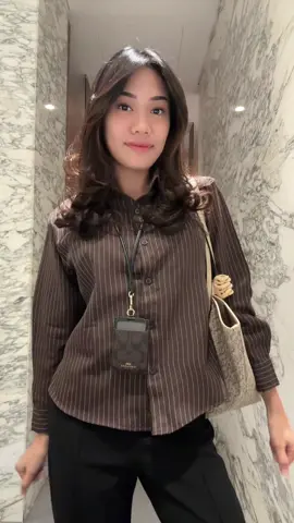 outfitnya kayak mau main bola gitu ga sih haha