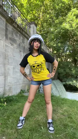 this is the easiest Tiktok dance ever I think😂💗 #onepiece #onepiececosplay #trafalgarlaw 
