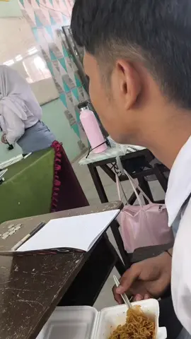 beginilah perjuangan ayah mu dulu waktu mau makan dikelas nakk @axell ber istri 2️⃣  #skanda #pekanbaru #smkn2 #smkn2pekanbaru #skandapekanbaru #smk #tjkt #smkhebat #smkbisa #indonesia #CapCut #riau #fyp 