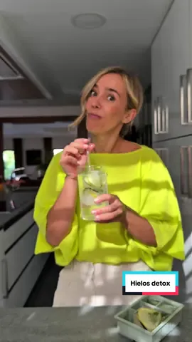 Hielos detox de limón y pepino. ¿Buscas una forma fresca, saludable y deliciosa de darle sabor al agua este verano? Estos hielos caseros con limón, pepino, zumo de limón, hierbabuena y agua son todo lo que necesitas. Se Convierten cualquier vaso de agua en una limonada natural sin azúcar. Una idea fácil, sin calorías, que además es refrescante, digestiva y antiinflamatoria.  Elaboración: Rellena moldes con una rodaja de limón, pepino, zumo de limón, agua y hierba buena. Congela y sirve con agua con gas.  Espero que os gusten tanto como a mí, gracias por todos vuestros comentarios y qué disfrutéis del día. #hielosdetox #recetasaludable #veranosano 