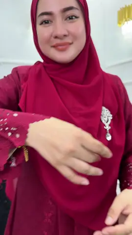 ✨ Aarani Kebarung – Maroon Elegan untuk Wanita Anggun Bila tradisi bertemu moden, lahirlah Aarani Kebarung dalam rona maroon yang mewah. Potongan yang terletak, fabrik yang flowy, dan rekaan klasik menjadikan setiap langkah anda lebih yakin dan menawan. Sesuai digayakan ke majlis formal atau santai – satu set, seribu gaya. 📌 Selesa dipakai. Sesuai untuk semua bentuk badan. Warna maroon yang bold tapi classy #fyp #marron #kebarung 