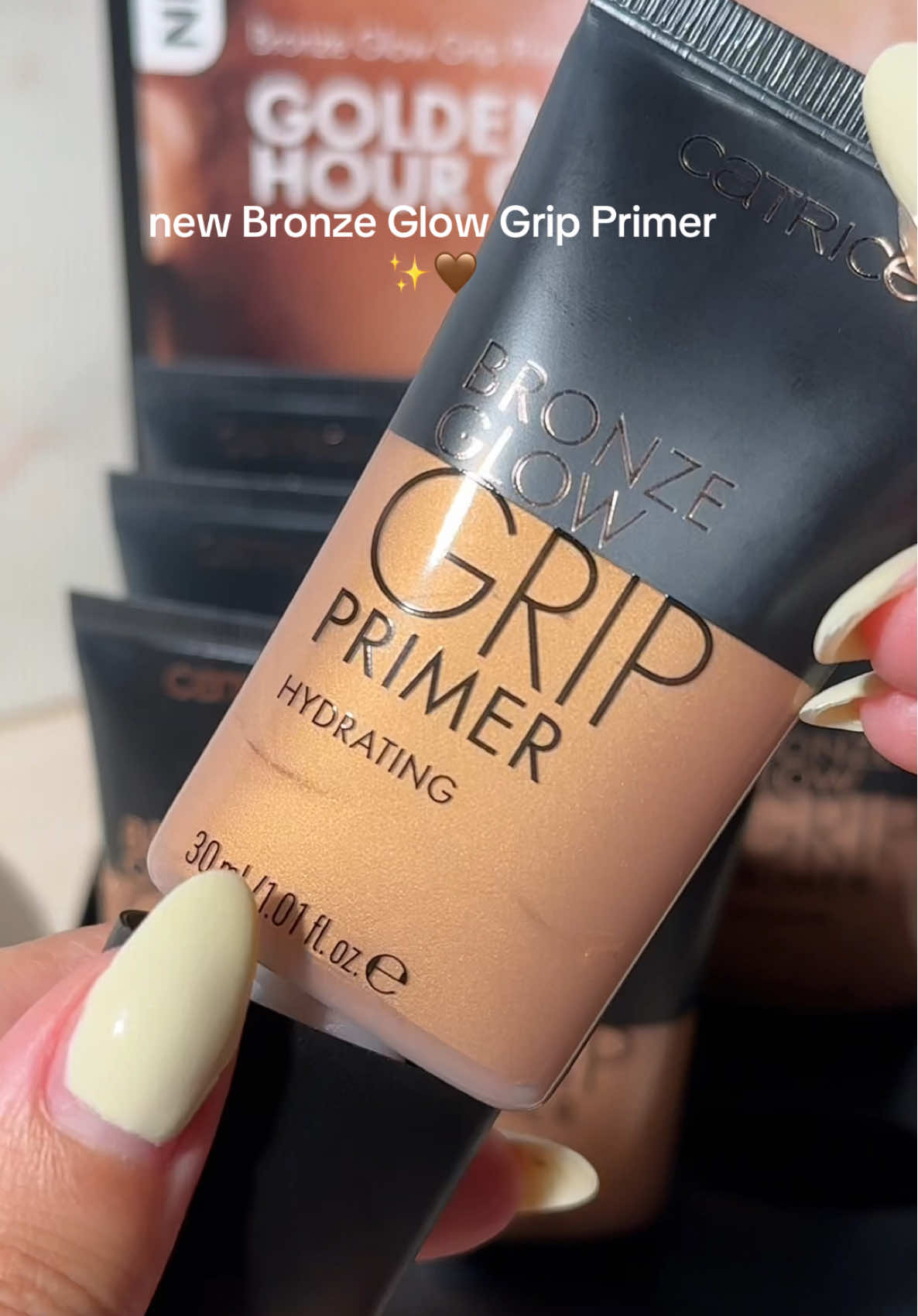 The new Bronze Glow Grip Primer not only delivers grip but also the most beautiful glow ✨  Product shown:  🤎 Bronze Glow Grip Primer  #catrice #catricecosmetics #primer #glowyskin #affordablemakeup 