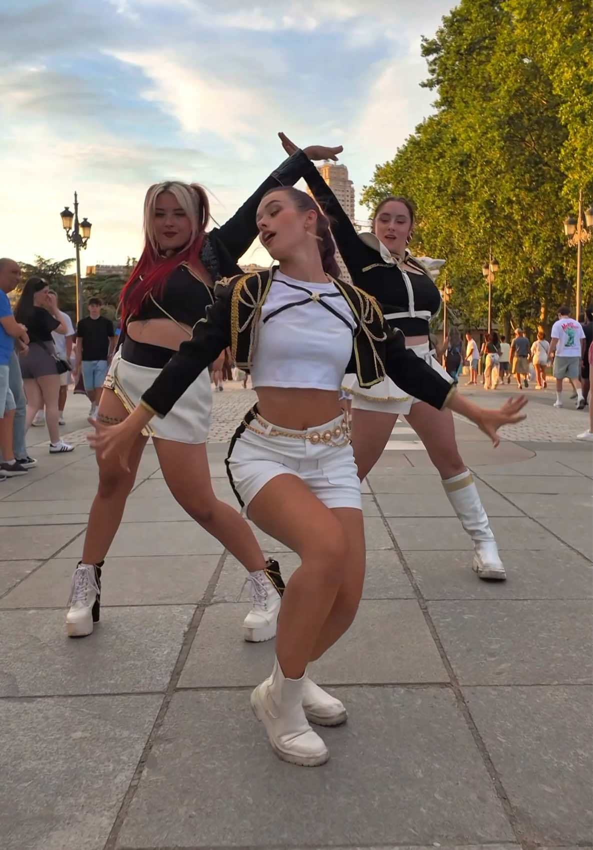 HUNTR/X - GOLDEN - New dance cover in our channel! Such an amazing and emotional song, GO HUNTRIX! 😍 @Netflix @Netflix España @Netflix Korea  - #HUNTRIX  #GOLDEN #KPOPDEMONHUNTERS  #kpop #kpopfyp #dance #dancecover 