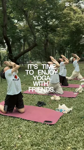 Friendship Forever #yoga #thingstodoinbangkok #bangkok #thailand #lumphinipark #yogabangkok #yogacommunity #yogatravel #fyp #thailandtrip #mustdo 