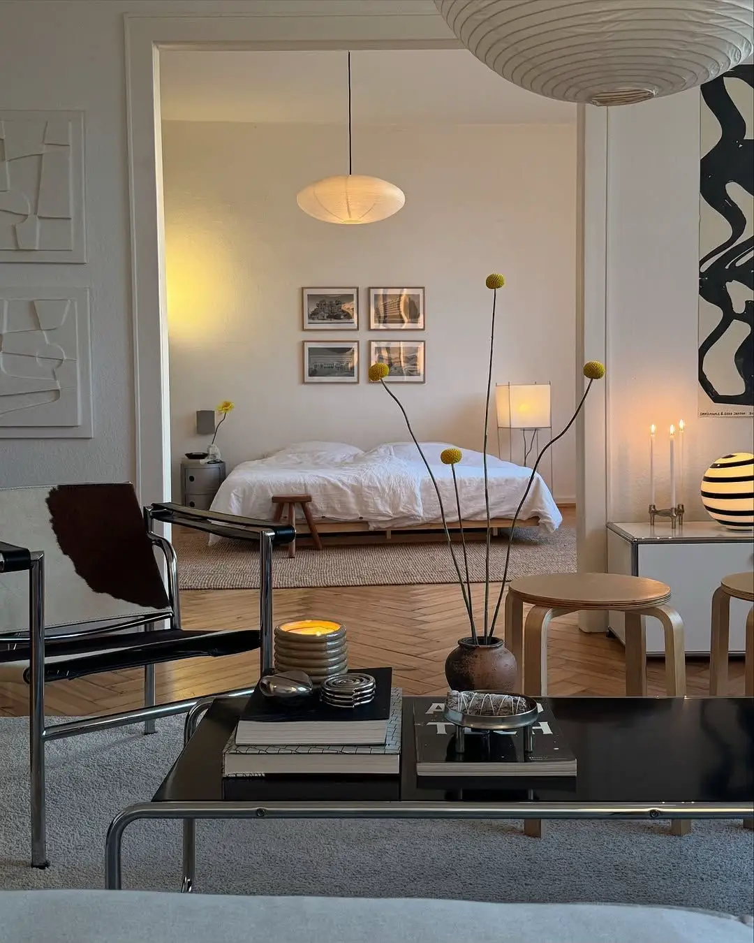 Des idée de décoration dans un appartement.  • • • #interiordesign #aesthetic #midcentury #apartment #inspi #pinterest #moodboard 