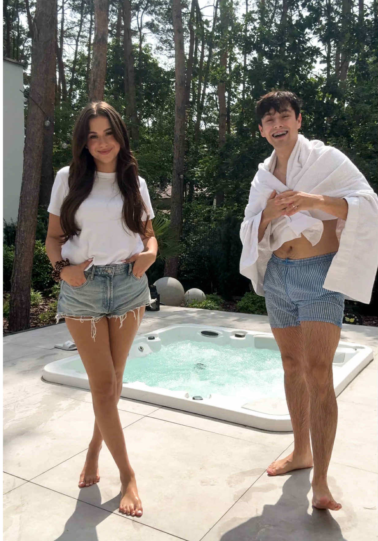 Nasza ulubiona strefa w ogrodzie? Zdecydowanie ta z naszą wanną spa od Aquavia, wyprodukowaną w Europie 🇪🇺, którą mamy dzięki @basenispa.pl 🛁☀️ [reklama] 😄 Jeśli marzycie o własnej wannie spa – do ogrodu, na taras, na balkon albo gdziekolwiek indziej – to Basen i Spa to ekipa, którą szczerze polecamy 🥰 W cenie macie transport i montaż, obsługę na najwyższym poziomie (i serio bardzo miłą!), a jeśli chcecie zobaczyć sprzęty na żywo – wpadajcie do ich showroomu w Krakowie 🔥 Mają też produkty od ręki – więc jeśli chcecie jeszcze w te wakacje zanurzyć się w swojej własnej strefie relaksu, nie zwlekajcie z kontaktem! 🏖️😇 I co ważne – w Basen i Spa znajdziecie nie tylko wanny spa, ale też pergole, sauny, wanny chłodzące z zimną wodą (idealne po saunie albo treningu!) i inne rozwiązania, które zamienią Wasz ogród w prywatne spa 🧖‍♂️🛀 Na hasło „Dąbrowscy” na pewno przygotują dla Was ciekawą ofertę 💬🔥