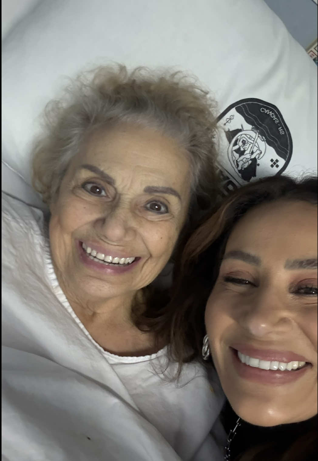 Esse abraço não tem preço . Ainda mais sendo recebida assim, com um abraço bem apertado🥰Mamãe está se recuperando bem 🙏🏻 Está internada há uma semana com infecção urinária Que Deus siga abençoando minha véinha pra ela sair logo ✨ #AmorDeMãe #ForçaVéinha #CuidadoComQuemAmo #Recuperação #GratidãoPelaVida #FamíliaÉTudo #MãeGuerreira #DeusNoComando #MomentoDeAmor #DeaPeople