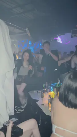 Wave夜店 「小栗子實戰示範：帶球連過兩人」 。好身手#wave夜店 #wave公關阿宅 #wave訂位 ##wavetaipei #台北夜店 