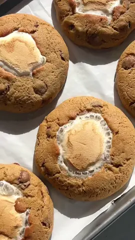 S’mores cookies 🍪 biscuit base with chocolate, marshmallow and NYC cookie dough. This makes for the perfect camp fire treat! 📍 recipe in my bio or visit butterhand.com #cookie #cookies #smore #smorescookies #smores #marshmallow #dessert #asmrfood