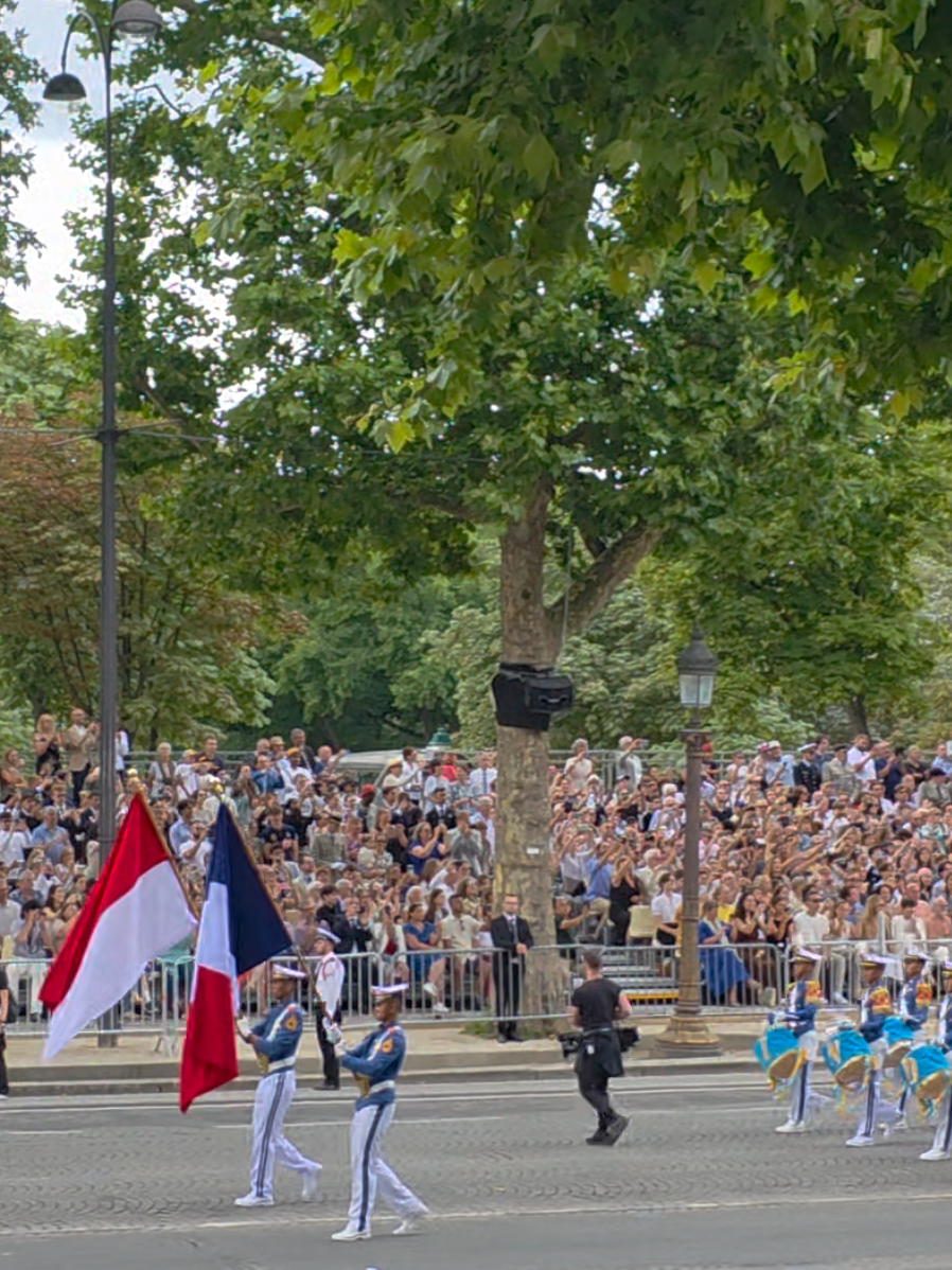 Merci à l'indonésie pour cette magnifique parade 🩷🎶🎵😍  Le président indonésien Prabowo Subianto est l'invité d’honneur du défilé militaire du 14 juillet 2025.  L'indonésie symbolise sa présence croissante à l'international. C'est le contingent étranger à l’honneur qui ouvre le défilé sur les Champs-Élysées.  Une fanfare avait été spécialement formée pour l'occasion par les différents corps militaires.  La Task Force Patriot Indonesia II, spécialement formée pour l’occasion, rassemble 500 militaires, dont plus de 250 soldats des trois armées (terre, mer, air), une fanfare militaire et des représentants de la police nationale.#indonesia🇮🇩 #indonesianarmy #francoindonesia #14juillet #parade #tniindonesia🇮🇩 