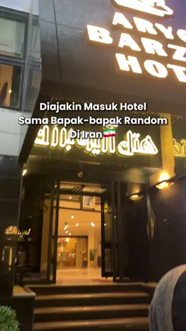 👥:”Jangan traveling ke Iran, bahaya”  Tapi ini dia random Vlog di Shiraz, Iran💁‍♀️ Si Bapak ini pas sarapan nyuruh kita dan satu lagi turis China buat janji keliling Shiraz bareng.  Tapi sampe jam yang udah ditentuin dia ga muncul, “Oh mungkin udah pergi duluan kali”, pikir kita. Di Pink Mosque kita ketemu temen Hostel kita, Si Orang China ini, dan dia pergi sendirian karena Bapak Botak encok 😂 Malemnya kita bilang mau beli kopi, terus Si Bapak Botak bilang deket hotel dia ada coffee shop enak favorite akamsi dan dia minta tolong sekalian bawain koper dia yang ketinggalan-_- Malem itu kita buru-buru mau lanjutin perjalanan ke arah timur Iran, Provinsi Sistan & Baluchestan jadi ga bisa nongkrong, alhasil bekal biji kopi aja buat di grind di Indo☺️ Biji kopinya wangi banget, bahkan dimasukin ke tas keril tetap semerbak harum wkwk. #TravelVlog #Iran 