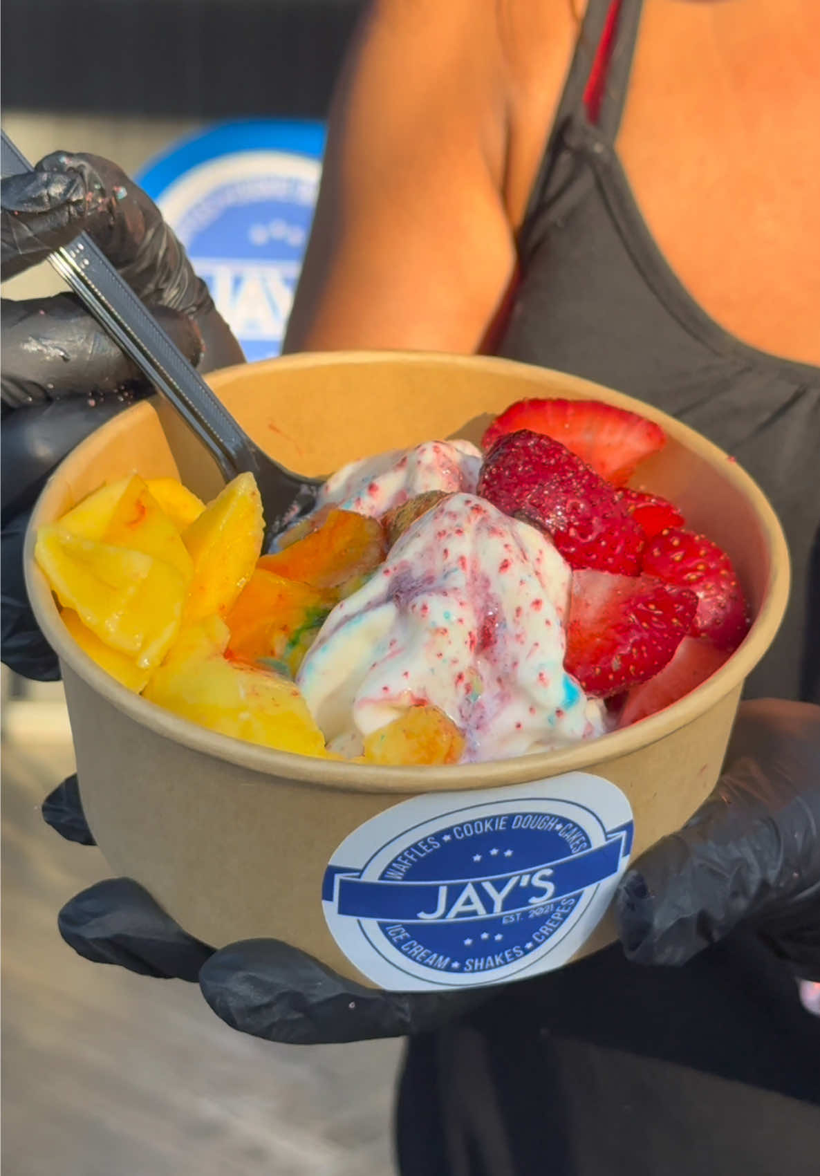 Mango & Strawberry trays at Jay’s Leeds 💙 #dessert #mangoe #mangoetray #strawberries #mustrry #leeds #foodinleeds 