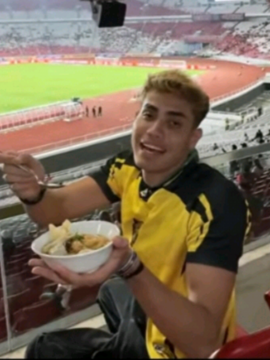 Enjoy ya bang makan bakso Sendiri di gbk No cewek