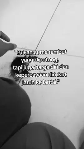 Kami tahu, Bapak/Ibu melakukan semua ini demi kebaikan kami. Demi menjaga kedisiplinan, kerapihan, dan tata tertib sekolah yang sudah menjadi aturan bersama. Tapi izinkan kami, para murid, untuk menyampaikan isi hati kami yang mungkin selama ini tidak pernah sempat kami ungkapkan. Saat rambut kami diperiksa dan digunting di depan teman-teman, sering kali perasaan kami terluka. Bukan hanya karena rambut kami dipotong tanpa izin, tapi karena rasanya harga diri kami ikut tercabut bersama helai-helai itu. Kami merasa malu, risih, dan kadang bahkan marah. Bukan karena kami tidak mau diatur, tapi karena kami ingin dimengerti. Bagi sebagian dari kami, rambut bukan sekadar tampilan. Ada yang menyimpan kenangan, ada yang memanjangkannya untuk menutupi rasa tidak percaya diri, ada pula yang sedang berusaha mengekspresikan diri. Kami tahu itu bukan alasan untuk melanggar aturan, tapi bukankah aturan juga perlu ruang untuk komunikasi dan pemahaman? Kami ingin sekolah menjadi tempat belajar, bukan tempat takut. Tempat kami dihargai sebagai pribadi yang sedang tumbuh, bukan hanya dinilai dari seberapa pendek rambut kami. Mungkin akan lebih bijak jika sebelum razia dilakukan, ada pendekatan lebih manusiawi—ajak bicara, beri peringatan, bahkan jadikan itu momen mendidik, bukan menghakimi. Kami tidak bermaksud melawan. Kami hanya ingin dimengerti. Kami ingin belajar dengan nyaman, bukan dengan rasa malu karena rambut kami dipotong paksa di depan umum. Terima kasih Bapak/Ibu atas segala perjuangan dan pengorbanan. Kami tahu menjadi guru tidak mudah. Tapi izinkan kami sebagai murid, menyuarakan isi hati kami dengan harapan: semoga di balik aturan, tetap ada ruang untuk rasa #fypage #4u #sad #rambutmaksimal #guru 