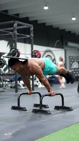 Full control over my 210Lbs body. That’s the goal.  The goal is not to have a good looking physique. That’s just the cherry on top. That comes with it.  The goal is to have complete dominion over my body.  (Link in bio) to work 1:1 with me It’s about time we start prioritizing movement over looks.  #calisthenics #bodyweighttraining #bodyweightexercises #planche #workoutmotivation 