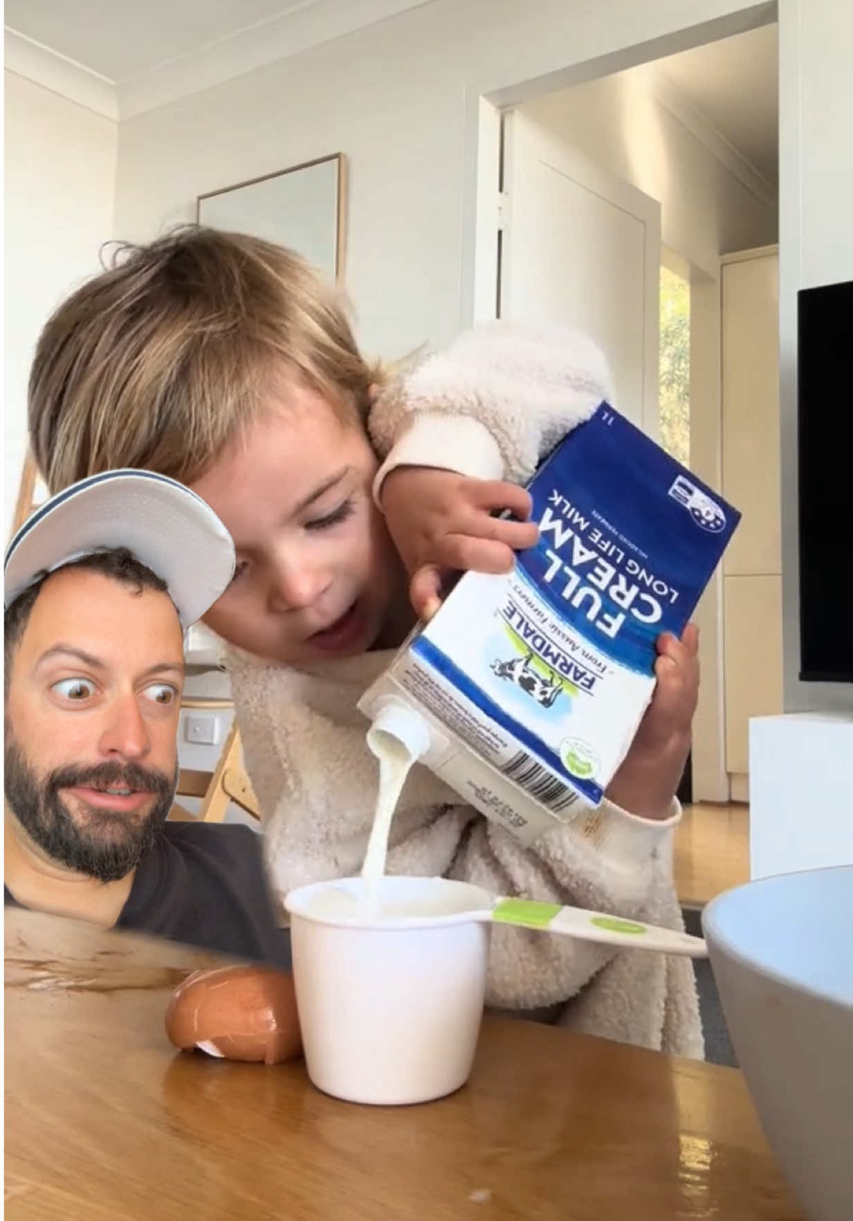 ¿Por qué le salen tan bien las gofres? 😂💙 — Vía @Maeva - Empowering parents ✨ 