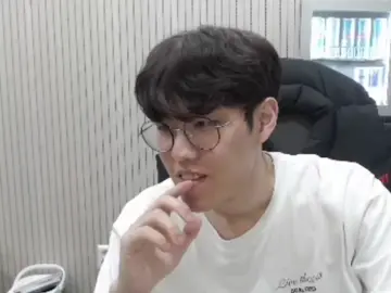 [throwback] stream mấy năm kinh nghiệm kêu ko biết share màn hình làm anh phải chạy qua chỉnh chưa tới 10s. Góc ngồi thì nghiêng hẳn 1 bên như chờ anh qua còn sau khi anh về thì biểu cảm cỡ đó #choihyeonjoon #doran #moonhyeonjoon #oner  #onran 