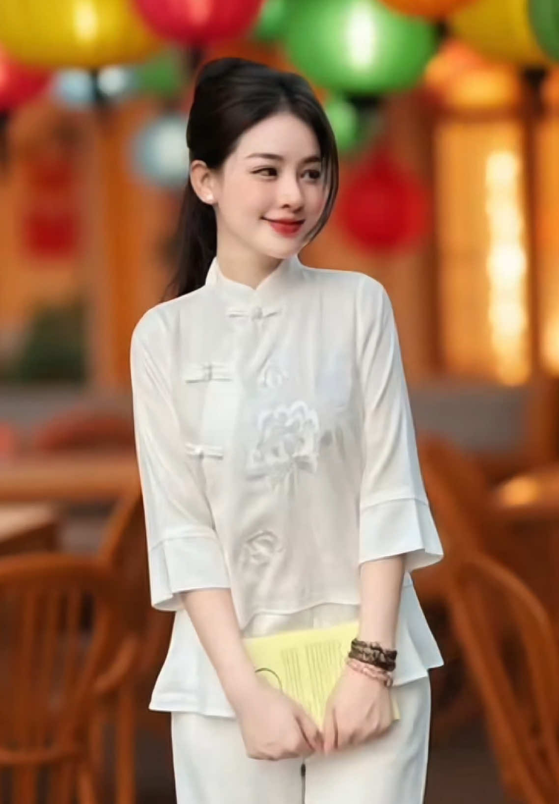 Pháp phục cao cấp. Chất liệu vải đũi thêu hoa sen. Cúc chéo. Mẫu bên ngoài cực đẹp. Màu trắng sáng tinh khôi vải dày không sợ lộ bên trong. Thích hợp cho các nữ Phật tử mặc đi lễ chùa hoặc làm Phật sự... #phapphuc #dolamdichua #phapphucdichua #dolamnu #phapphucnu #phatphap #gacnhotamlinh 